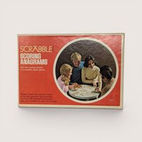 Retro Scrabble Scoring Anagrams board game box showing a group of four people playing with wooden letter tiles.