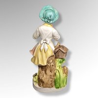 Vintage Homco Girl with Birdhouse Figurine 8880 (Flawed)