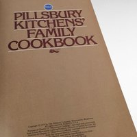 1979 Pillsbury Kitchens' Family Cookbook, Hardcover, 640 Pages, Vintage Recipe Book, Nutritional Information, Bake Off Recipes