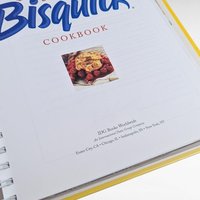 2000 Betty Crocker's Bisquick Cookbook, Hardcover, Classic Baking Recipes, Easy Meals Guide, Gift for Home Cook