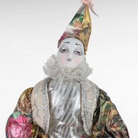 Vintage Porcelain Musical Harlequin Clown Doll, 10 Inch Seated Jester Figurine with Wind-Up Music Box, Collectible Circus Themed Decor Gift