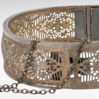 Vintage Gold Filigree Bangle Bracelet with Green Stones, Art Nouveau Style Ornate Cuff, Two Tone Hinged Bracelet, Edwardian Statement