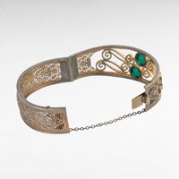Vintage Gold Filigree Bangle Bracelet with Green Stones, Art Nouveau Style Ornate Cuff, Two Tone Hinged Bracelet, Edwardian Statement
