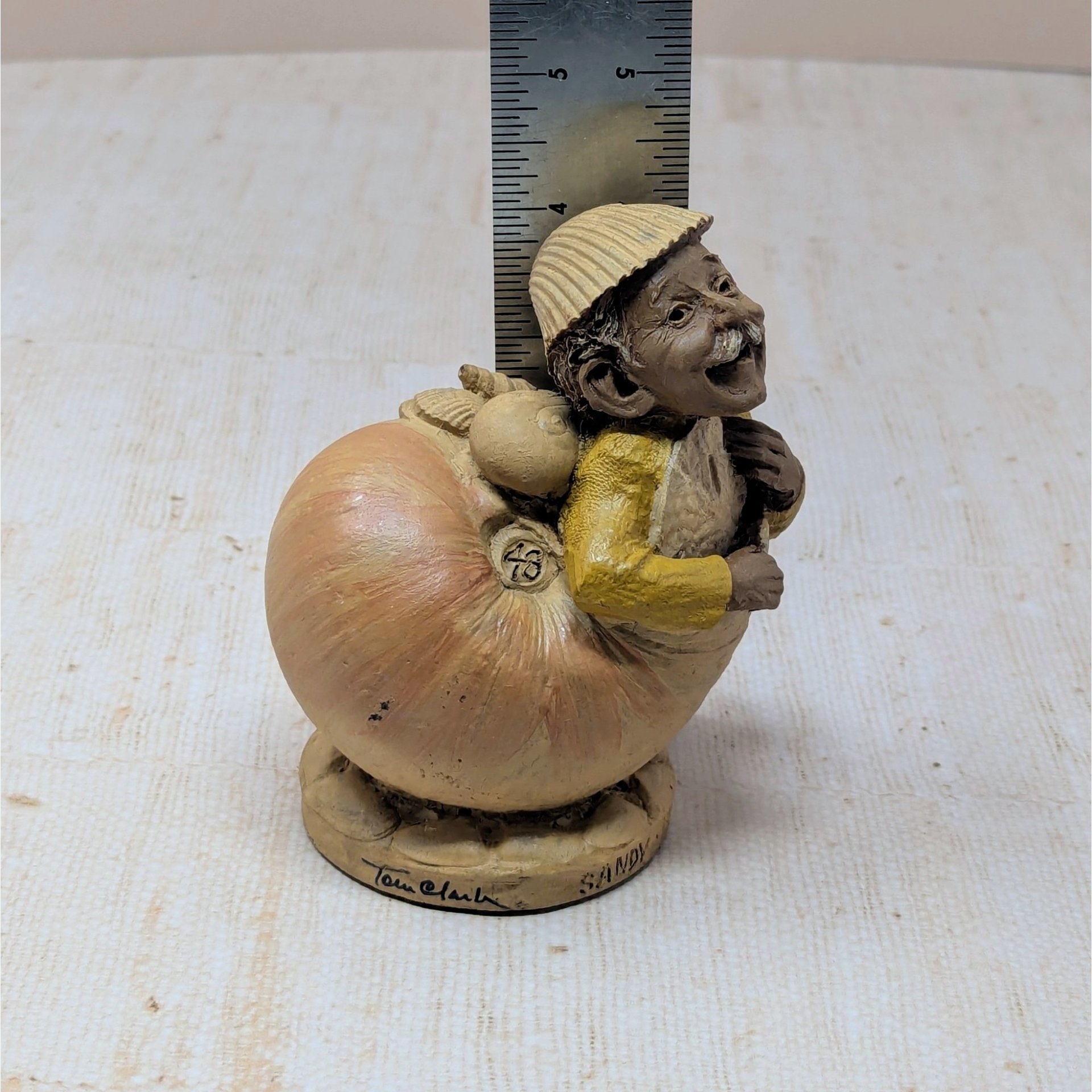 1983 Tom Clark Sandy Shell Sculpture – Vintage Cairn Studio Gnomeworld Figurine
