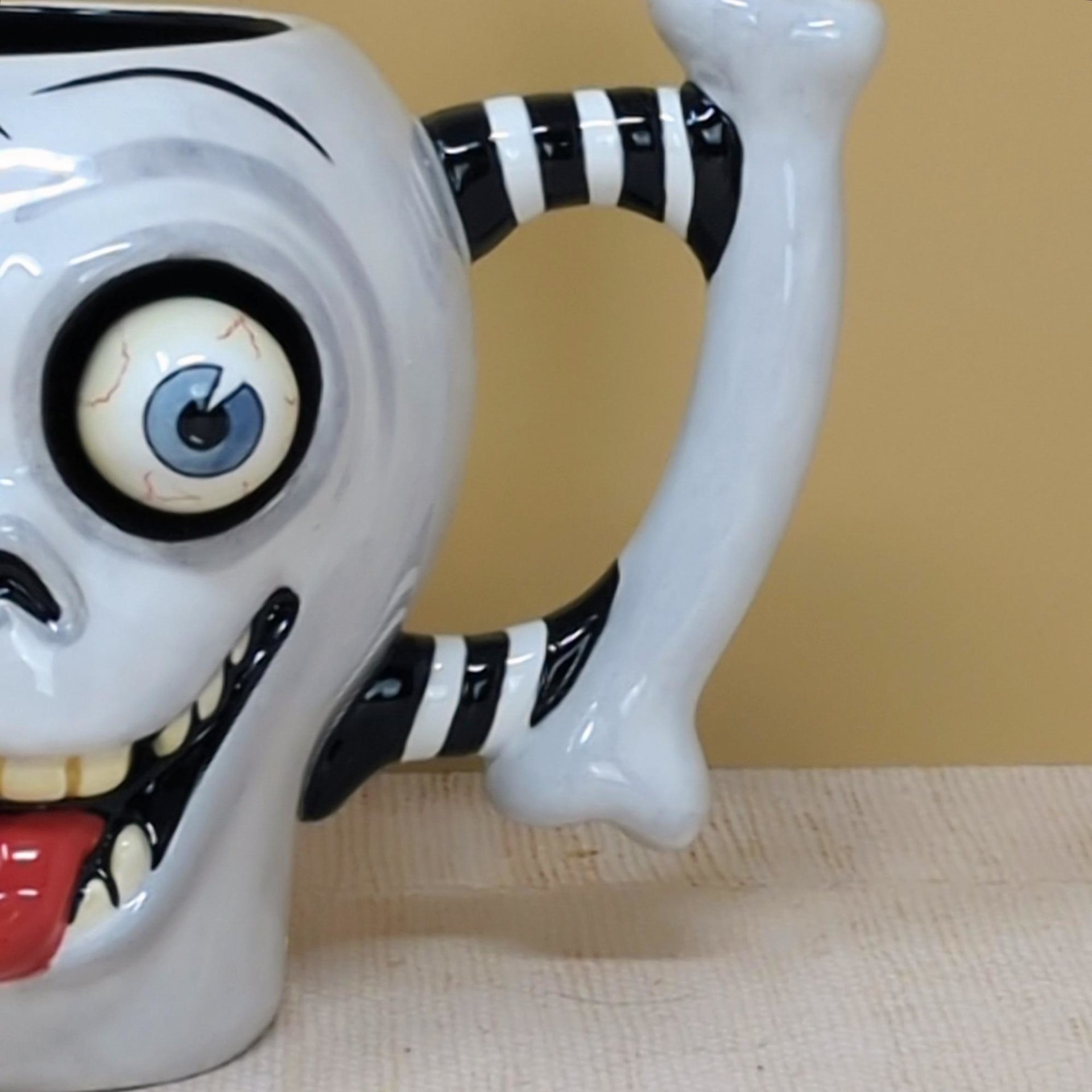2002 Dept 56: Google Eye Skull – Kitsch Spooky Entertaining