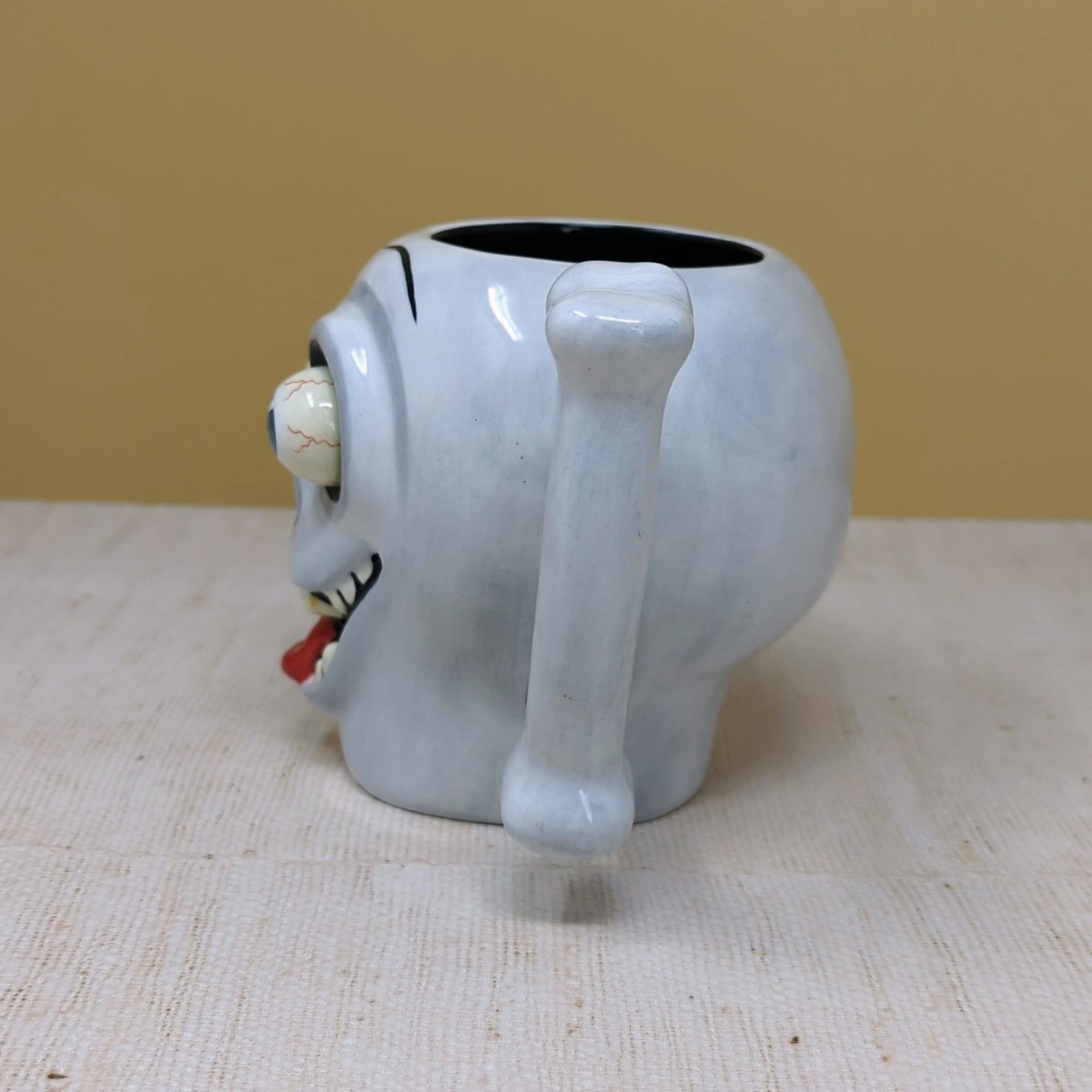 2002 Dept 56: Google Eye Skull – Kitsch Spooky Entertaining