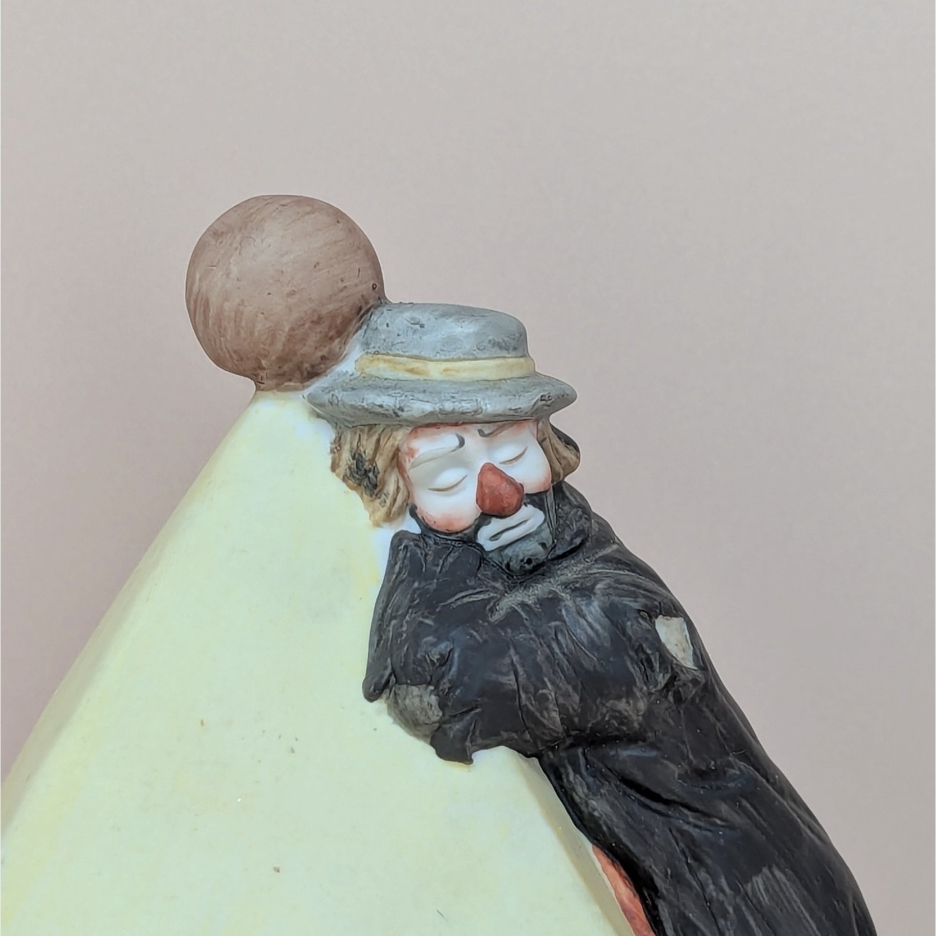 Flambro: Emmett Kelly Jr. Clown Lantern – Bisque Porcelain Nightlight