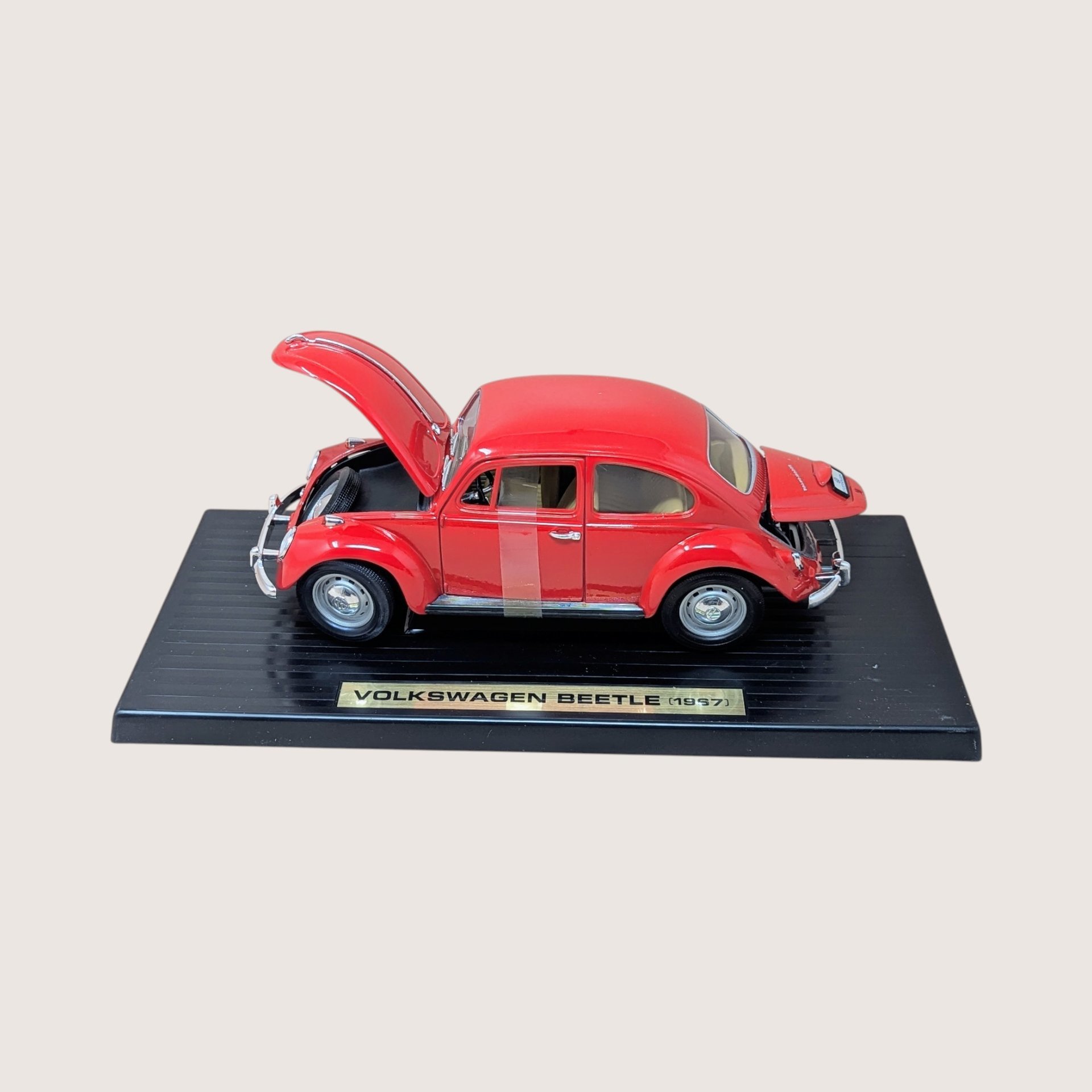 Vintage Road Tough 1967 Volkswagen Beetle: 1/18 Diecast Model