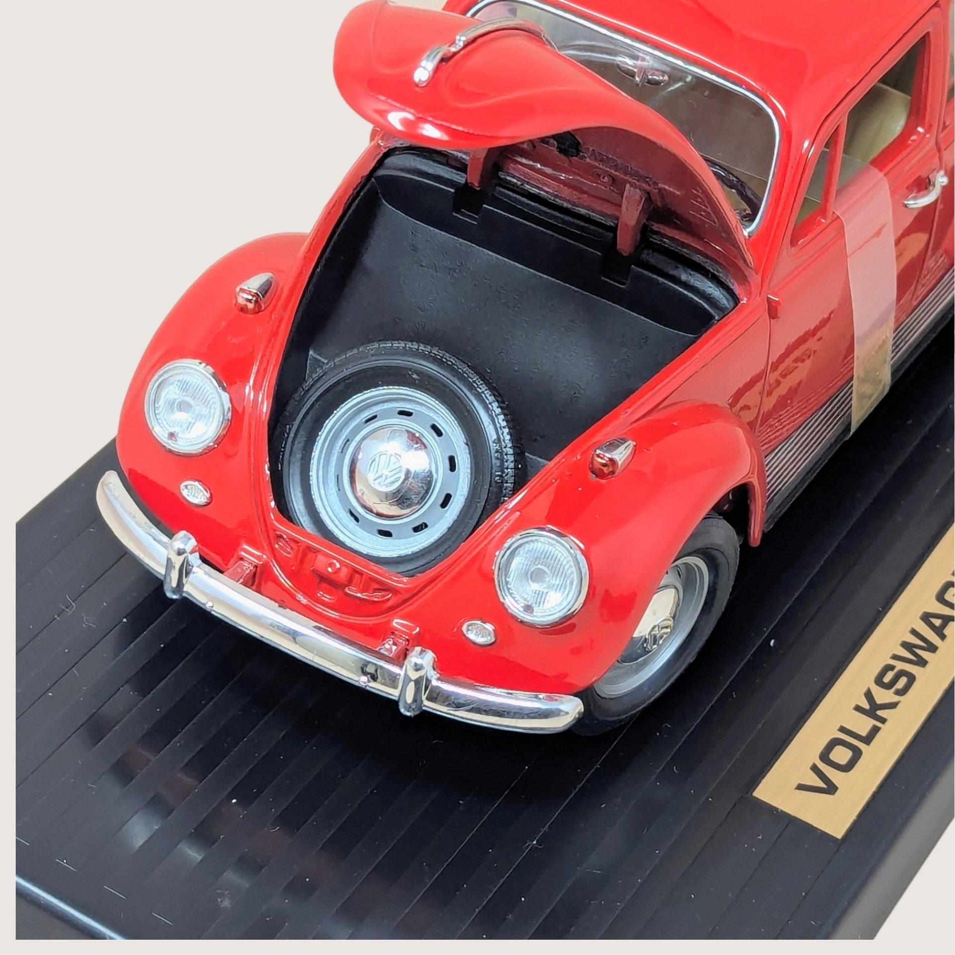 Vintage Road Tough 1967 Volkswagen Beetle: 1/18 Diecast Model