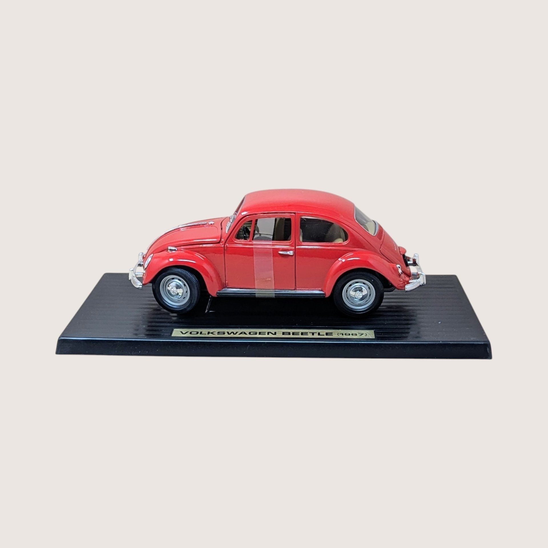 Vintage Road Tough 1967 Volkswagen Beetle: 1/18 Diecast Model