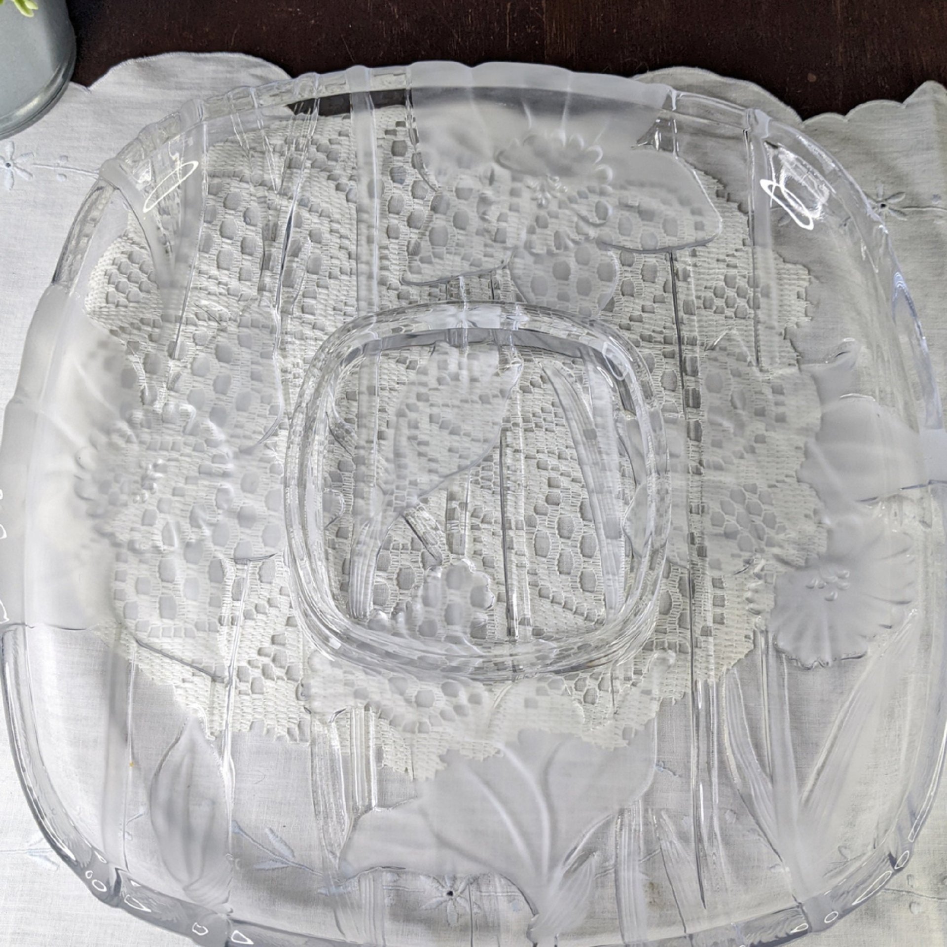 1989 Crystal Clear Studios Narcissus Serving Platter Etched Daffodils