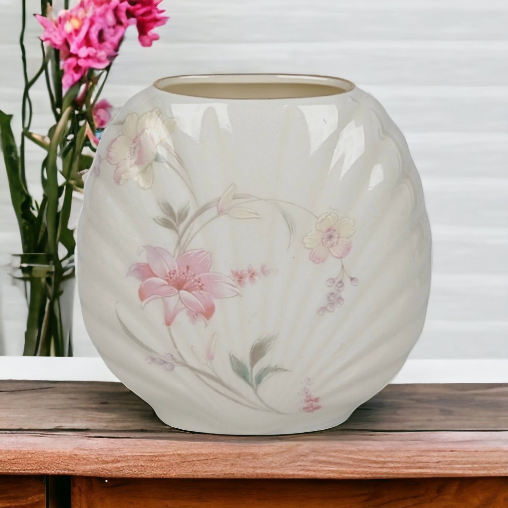 Vintage Fine China Japan Shell Shaped Bud Vase with Pink Flowers (4")