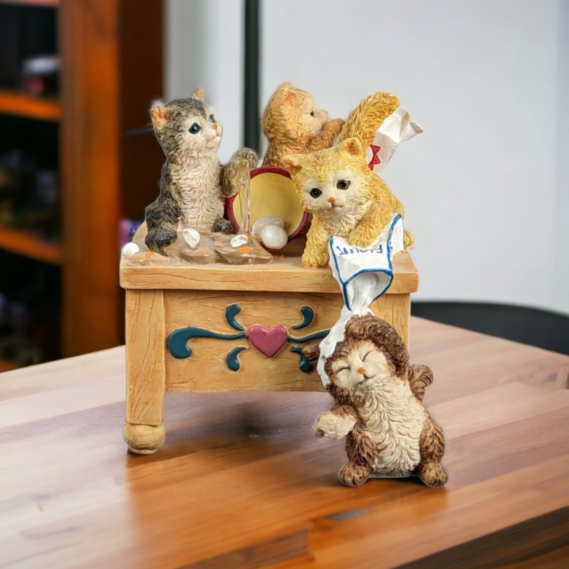 Vintage Cats San Francisco Music Box: Melodic Feline Charm