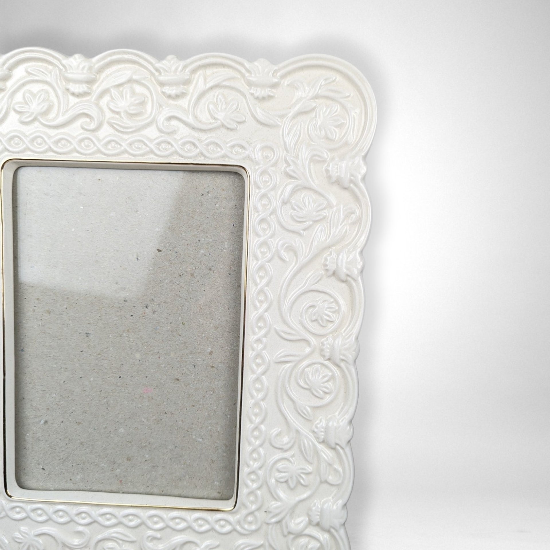Vintage Ceramic Scroll Design 5x7 Picture Frame