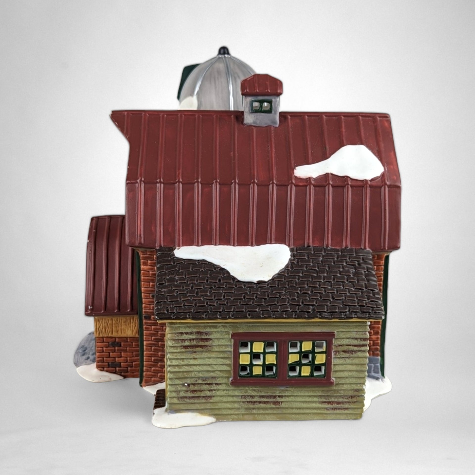 Vintage Glow: 1998 O'Well Village Light-Up Barn - Charming Collectible Holiday Decor