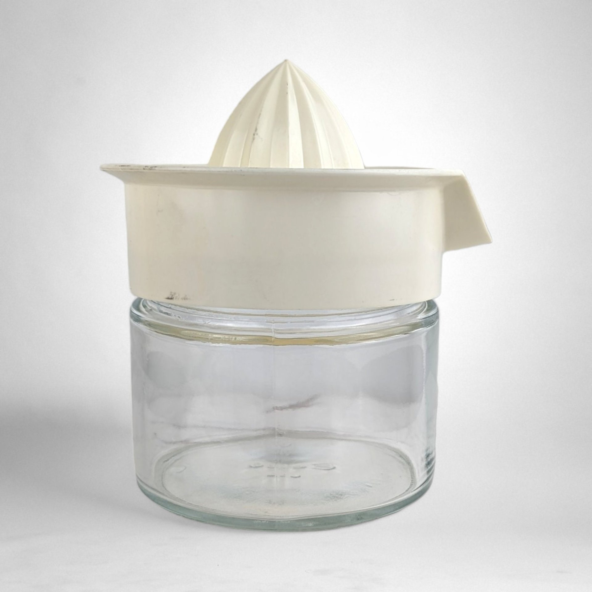 Vintage Gemco Glass Juicer with Plastic Lid - Kitchen Nostalgia