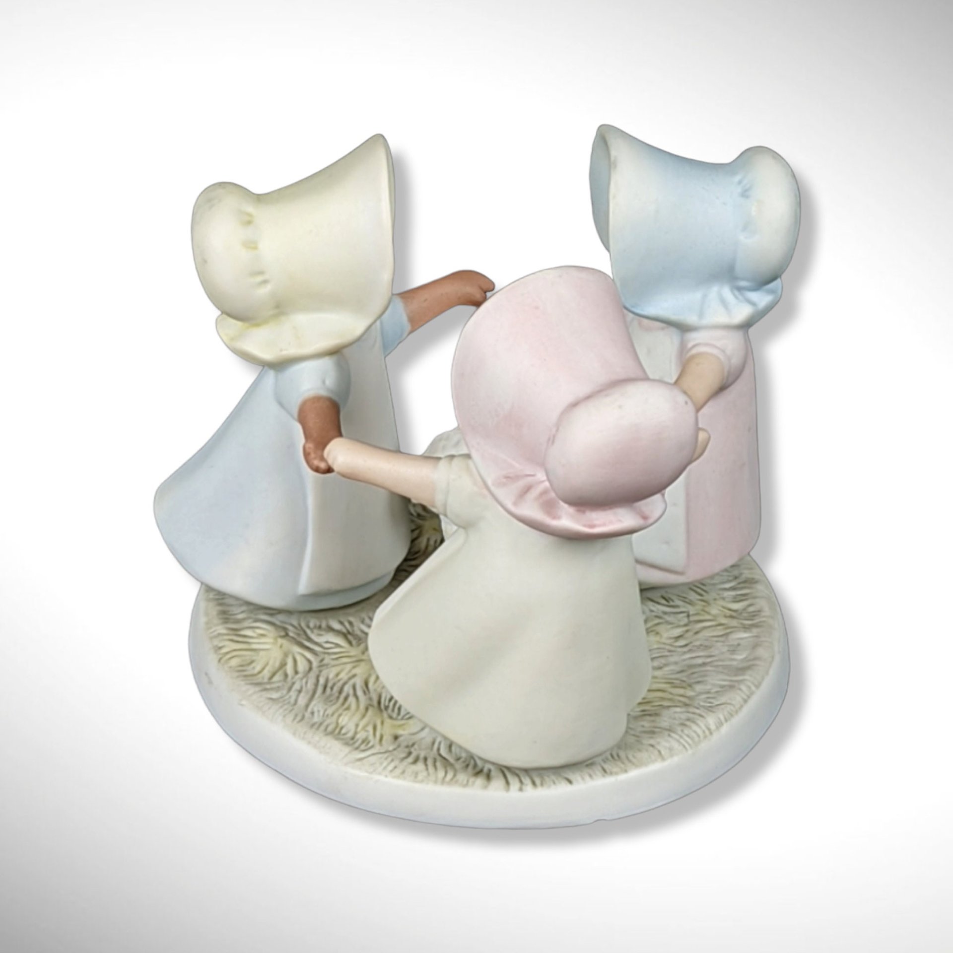 Vintage Homco "Love One Another" Circle of Friends Figurine (1990) - Heartwarming Decor!
