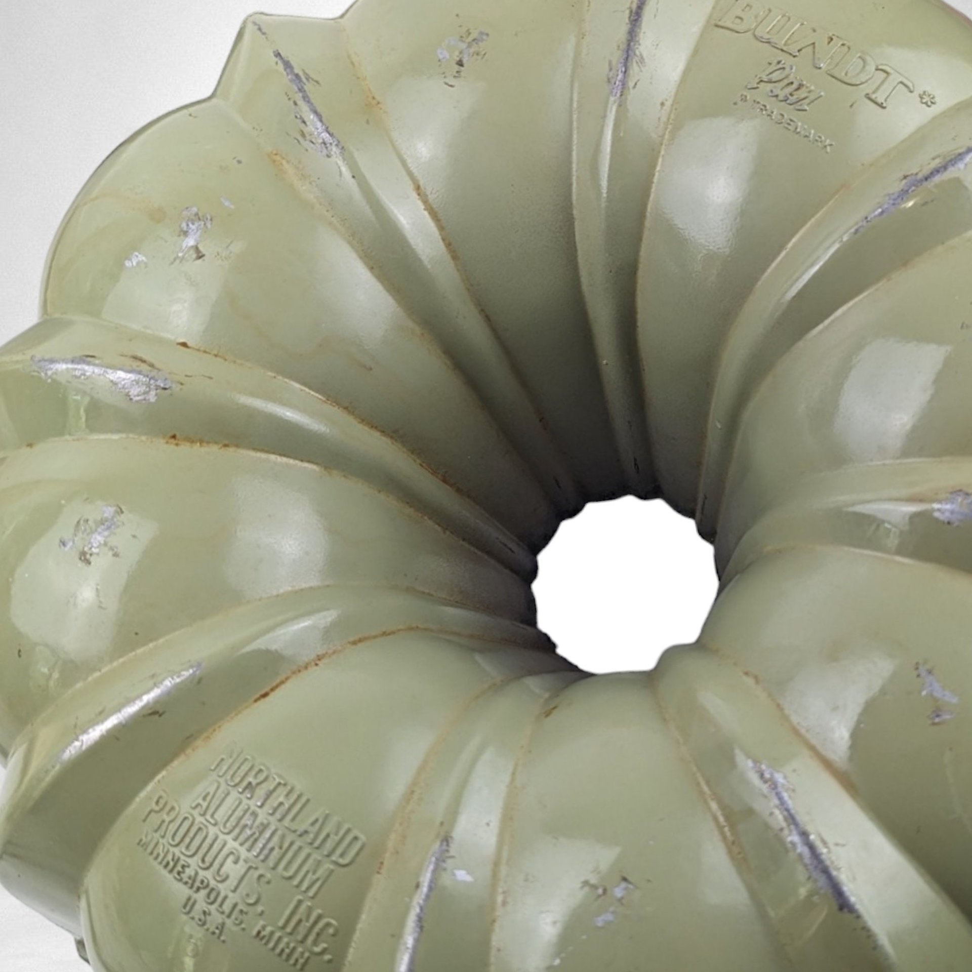 Vintage Avocado Green Northland Aluminum Bundt Pan | Retro Kitchenware | 10" Diameter | Perfect for Baking & Molding | Good Condition