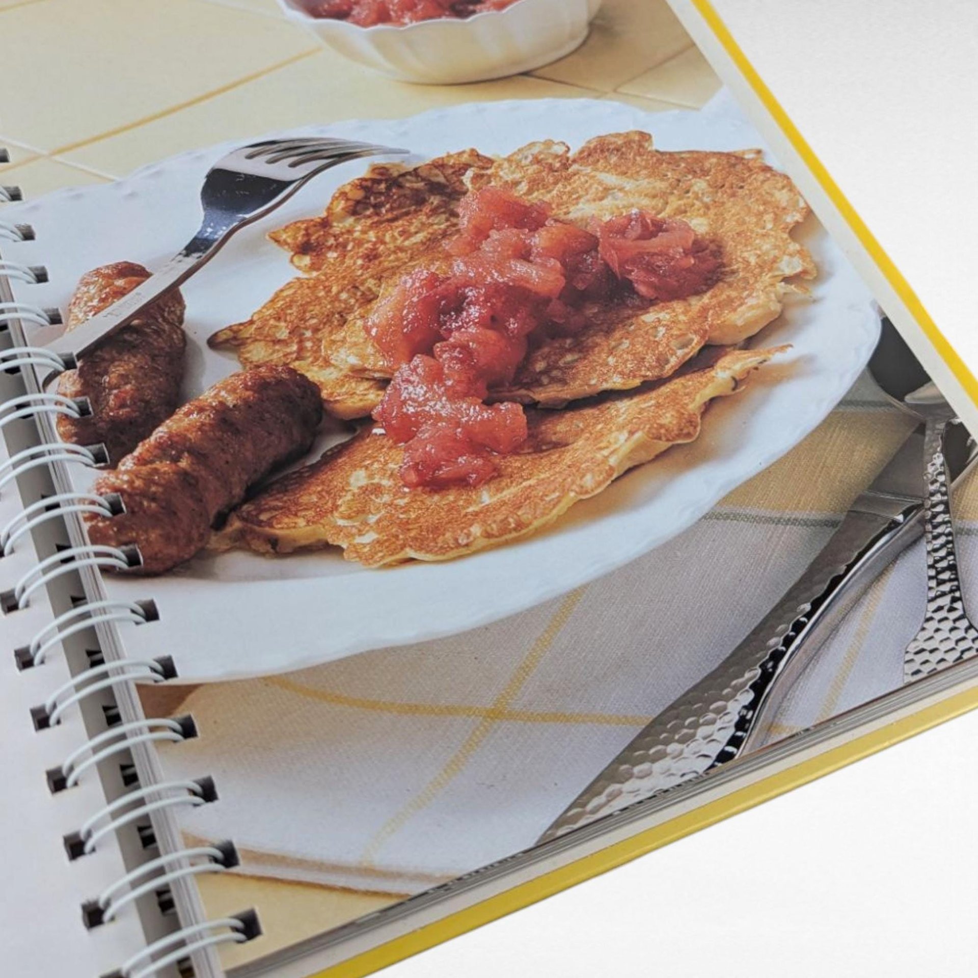 2000 Betty Crocker's Bisquick Cookbook, Hardcover, Classic Baking Recipes, Easy Meals Guide, Gift for Home Cook