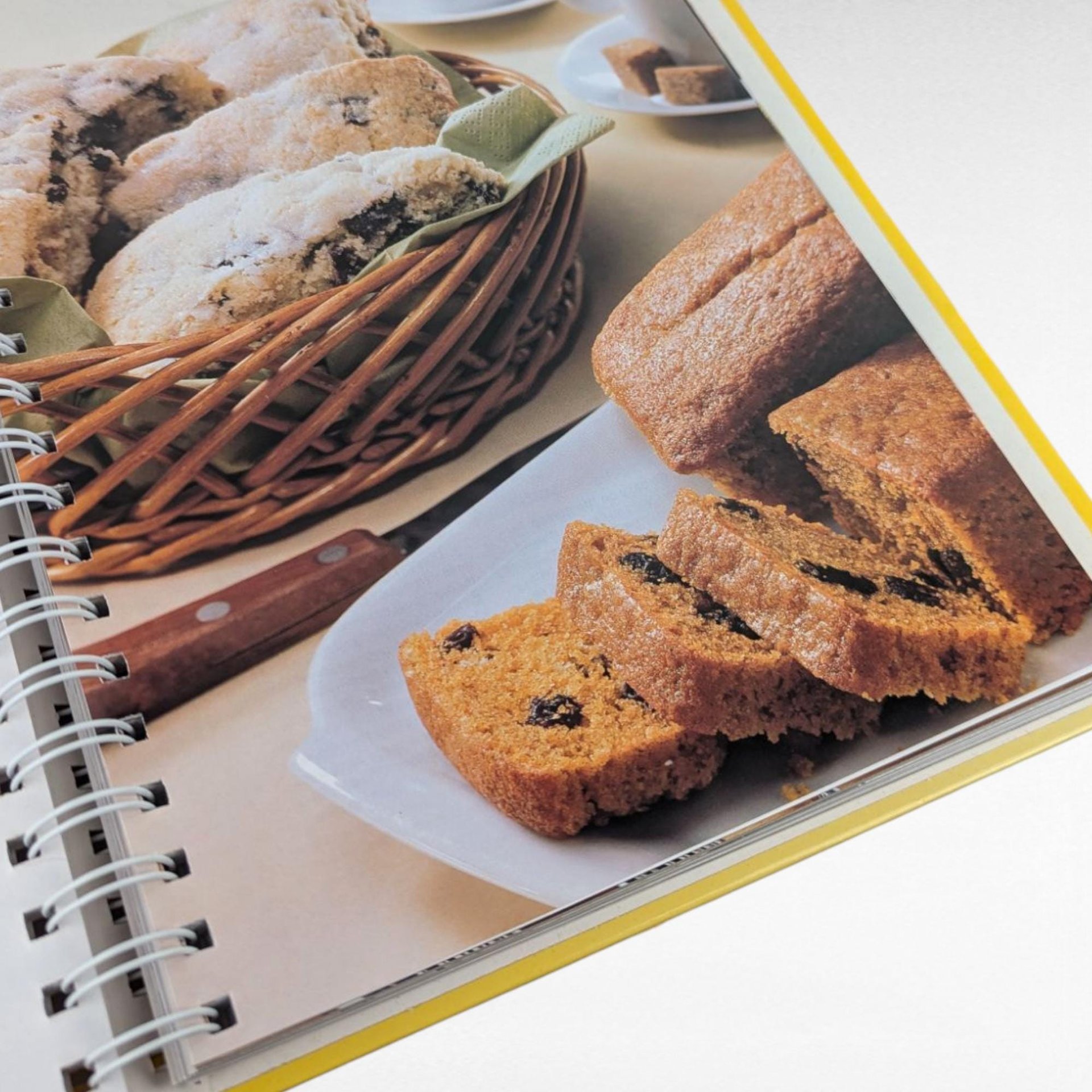 2000 Betty Crocker's Bisquick Cookbook, Hardcover, Classic Baking Recipes, Easy Meals Guide, Gift for Home Cook
