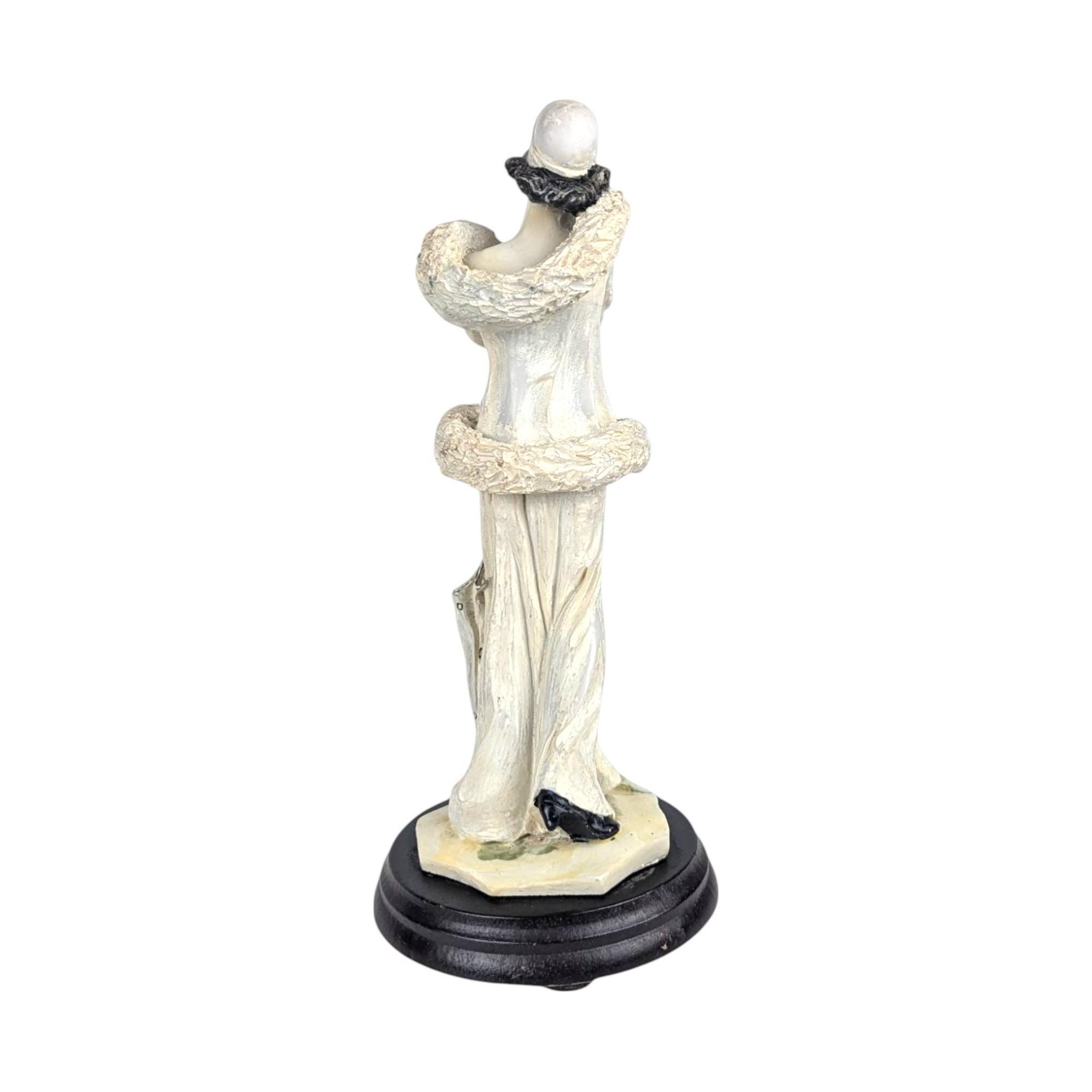 Vintage Resin Art Deco Lady Figurine, Elegant Woman Sculpture, Decorative Art, Collectible Figurine, Art Deco Style Statue