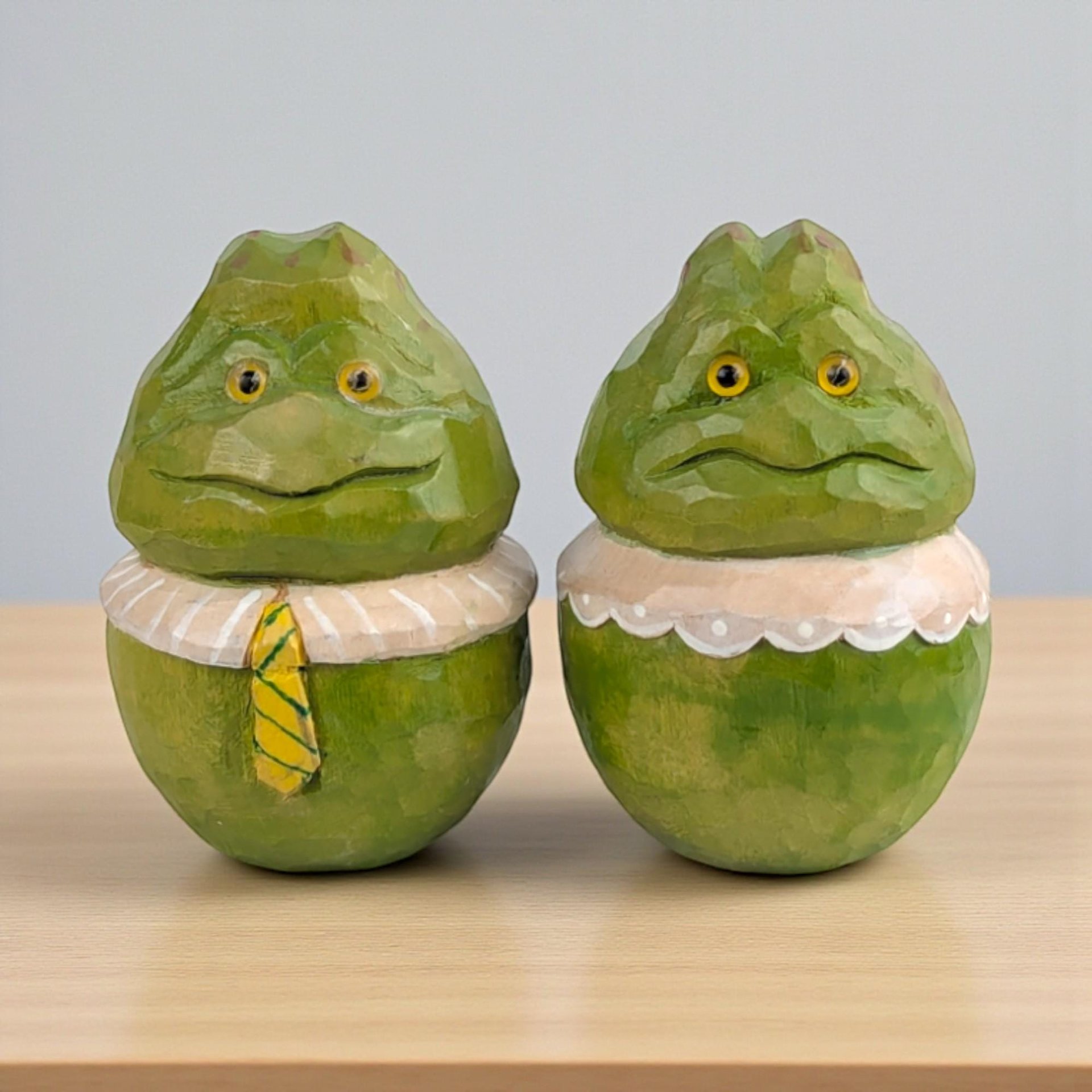 Vintage Hand Carved Frog Figurines: Set of 2 Mr and Mrs Frog Statues