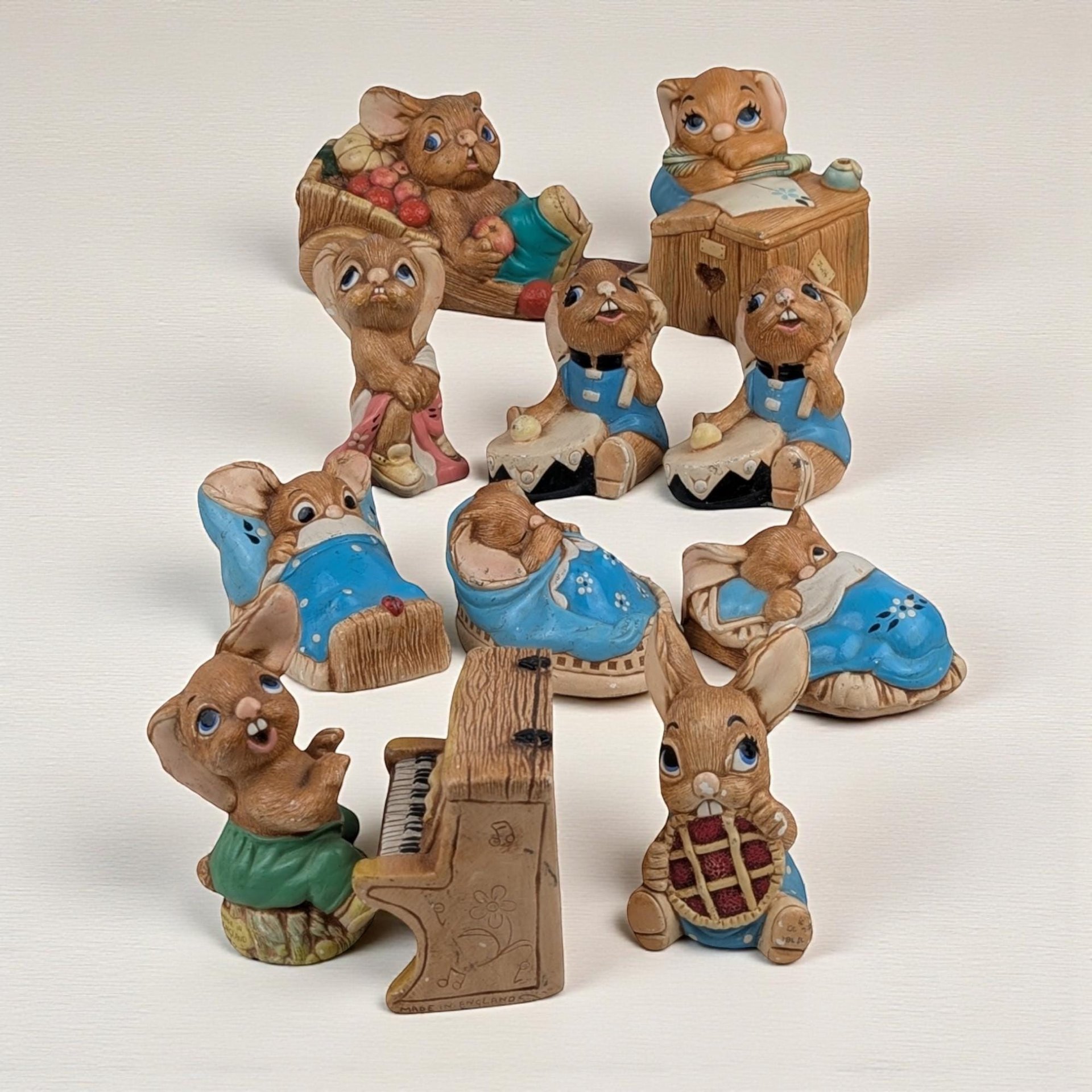 Vintage Pendelfin Rabbit Figurine Set: Hand-Painted Stonecraft Nursery Decor