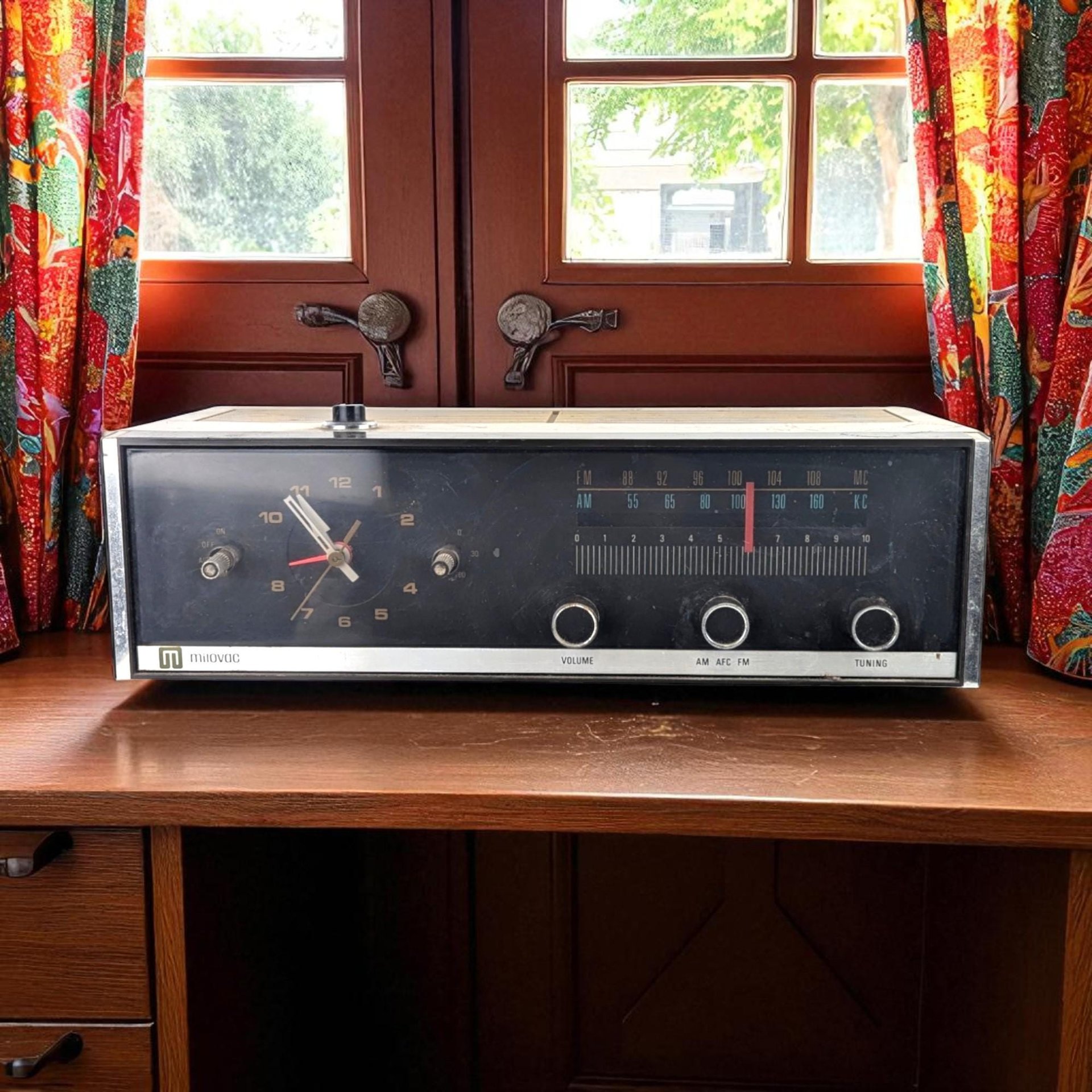 Vintage Milovac Model TR-707 AM/FM Alarm Clock Radio