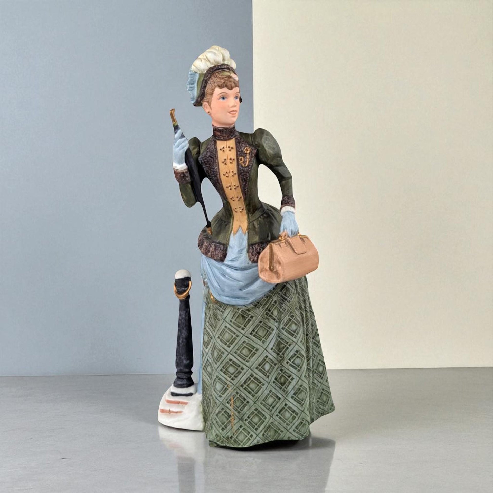 1987 Avon Mrs. Albee President’s Club Figurine