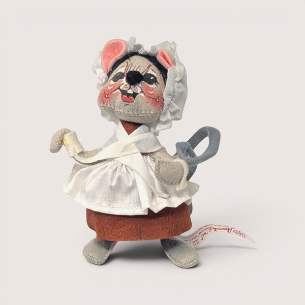 Vintage 1986 Annalee felt mouse doll wearing a bonnet and apron with painted facial features.