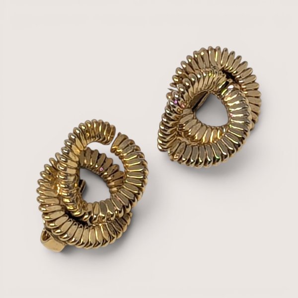 Vintage 1980s gold-tone textured coil swirl clip-on earrings with ribbed detailing.
