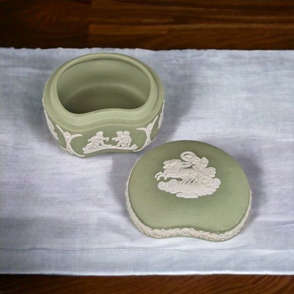 Wedgwood Green Jasperware Trinket Box (Vintage)