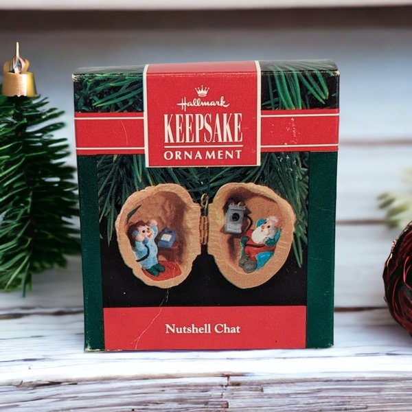 1990 Hallmark Keepsake Nutshell Chat Ornament: Miniature Holiday Magic