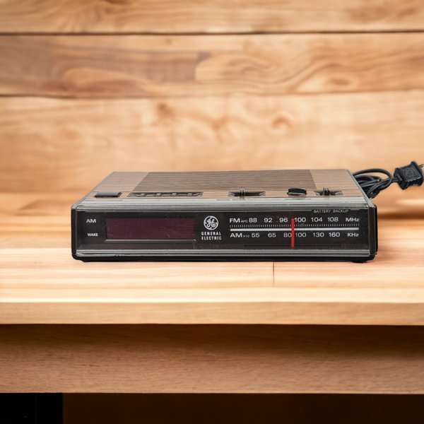 Vintage GE AM/FM Digital Alarm Clock Radio: Retro Wake-Up Nostalgia