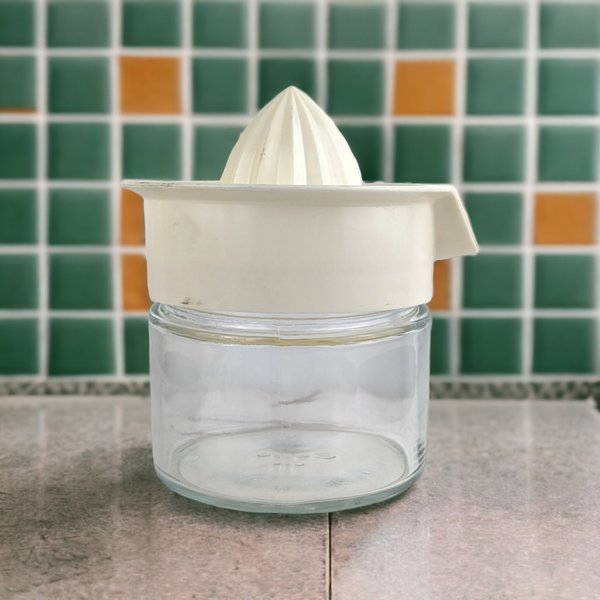 Vintage Gemco Glass Juicer with Plastic Lid - Kitchen Nostalgia