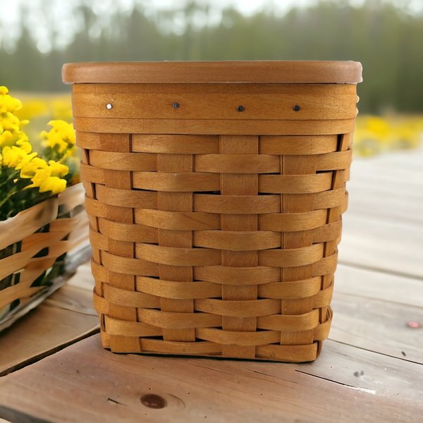 2001 Longaberger Handwoven Basket Tissue Holder with Lid - Elegant and Functional Home Decor