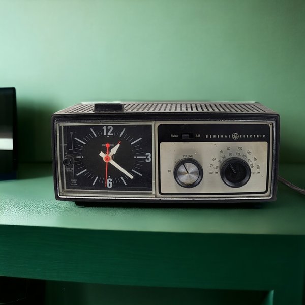 Vintage General Electric Clock Radio