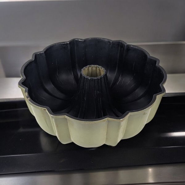 Vintage Avocado Green Northland Aluminum Bundt Pan | Retro Kitchenware | 10" Diameter | Perfect for Baking & Molding | Good Condition