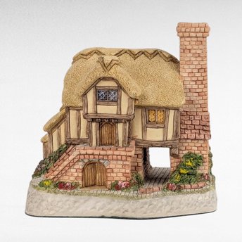 1993 David Winter Whileaway Cottage. 