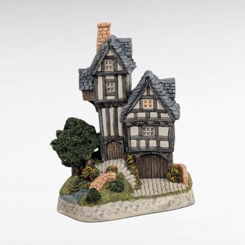 1993 David Winter The Engine House Village Piece. 