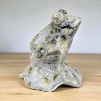 Vintage Hand-Carved Jade Frog Figurine: Chinese Feng Shui Decor