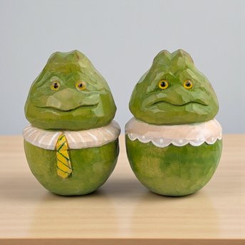 Vintage Hand Carved Frog Figurines: Set of 2 Mr and Mrs Frog Statues
