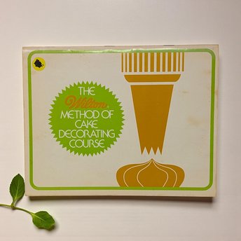 Vintage 1977 Wilton Cake Decorating Course Book: Softcover Frosting and Icing Guide
