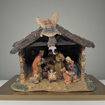Vintage Resin Light Up Nativity Scene. Measures about 6.75" in height by 7.75" wide. Very good condition. Comes with a light cord.  Bring the true meaning of the season into your home with this beautiful, one-piece vintage nativity scene. Crafted from durable resin, this creche is detailed with a realistic texture that mimics hewn wood and stacked stone. The scene is bustling with figures, including Mary, Joseph, and Baby Jesus in the manger, surrounded by the Three Wise Men bearing gifts, and a resting cam